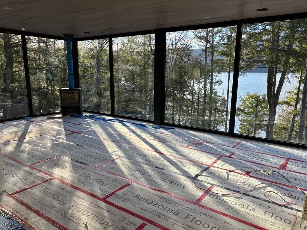 Une pièce avec beaucoup de fenêtres et une vue sur un lac.