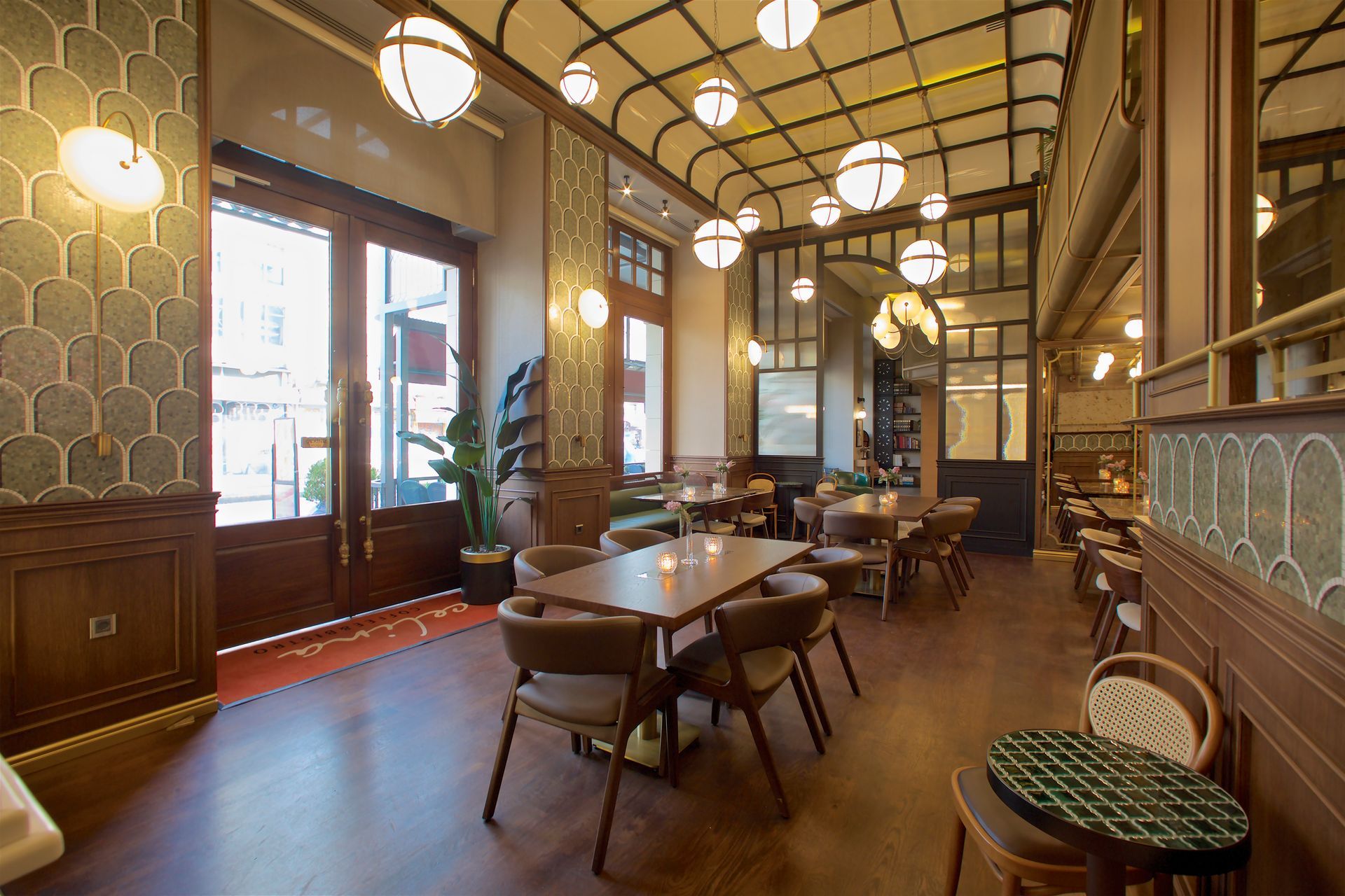 A large room with tables and chairs in a restaurant.