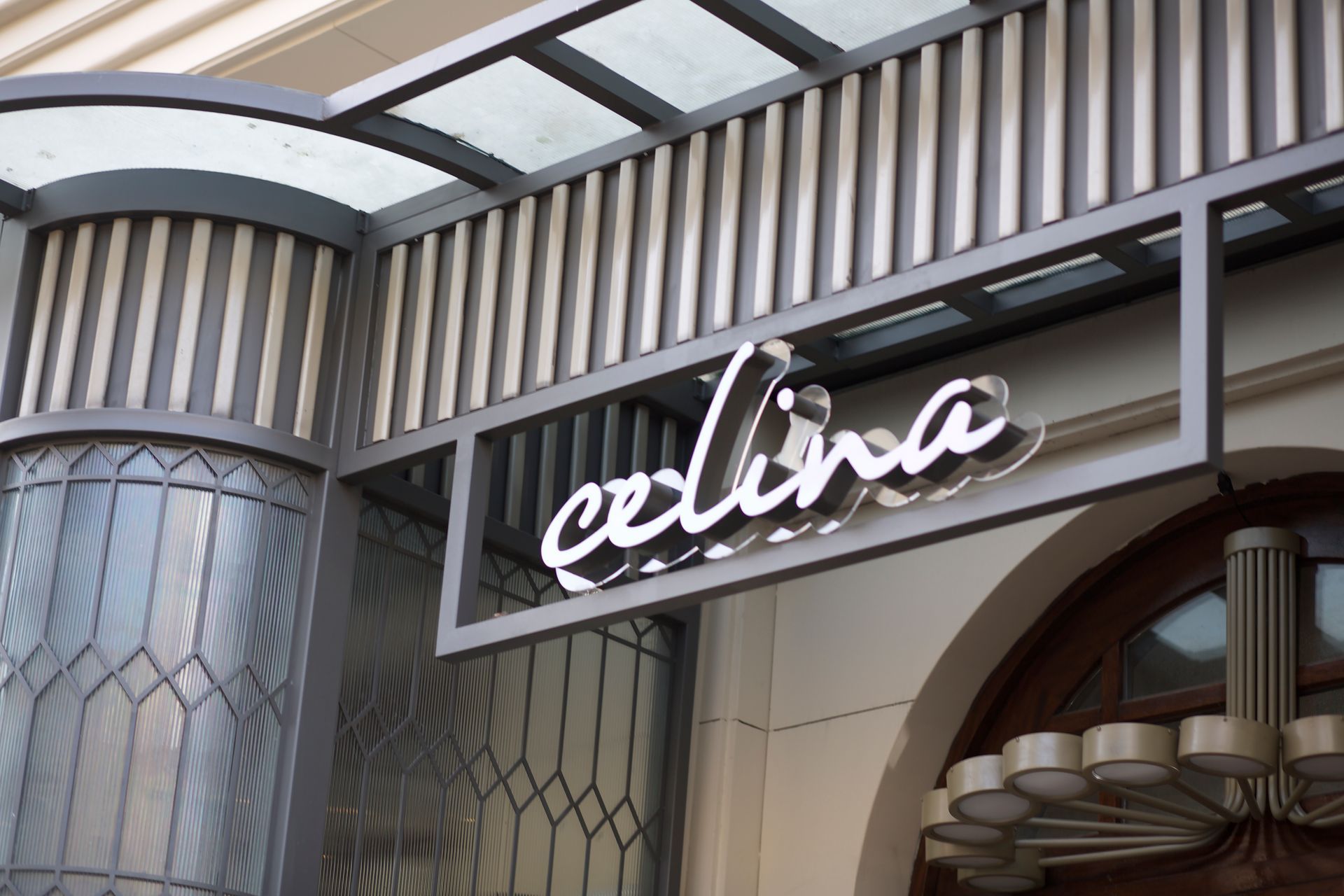 A building with a sign that says colina on it