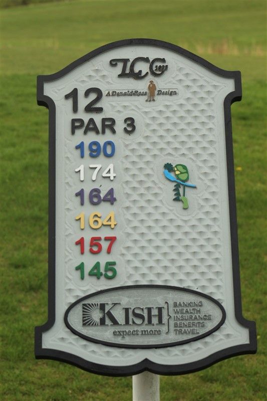 A sign that says 12 par 3 on it