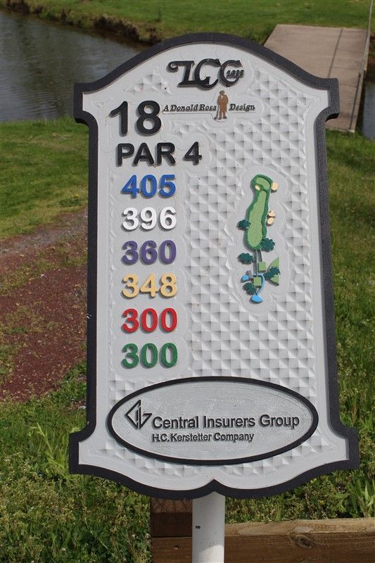 A sign on a golf course that says 18 par 4