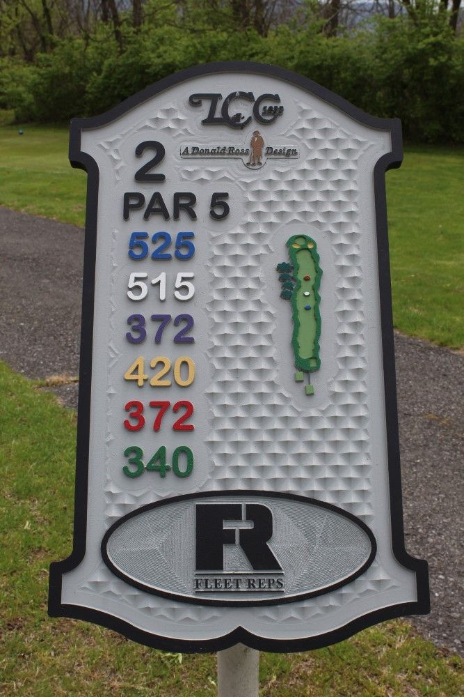 A sign on a golf course that says 2 par 5