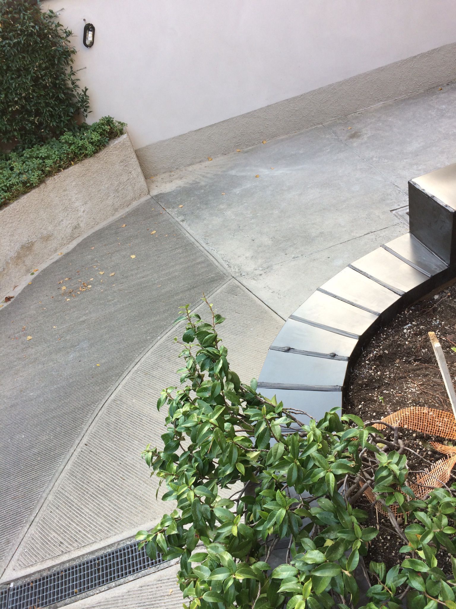 Vista di un tetto in lamiera ondulata con travi in ​​legno, prospettiva interna.