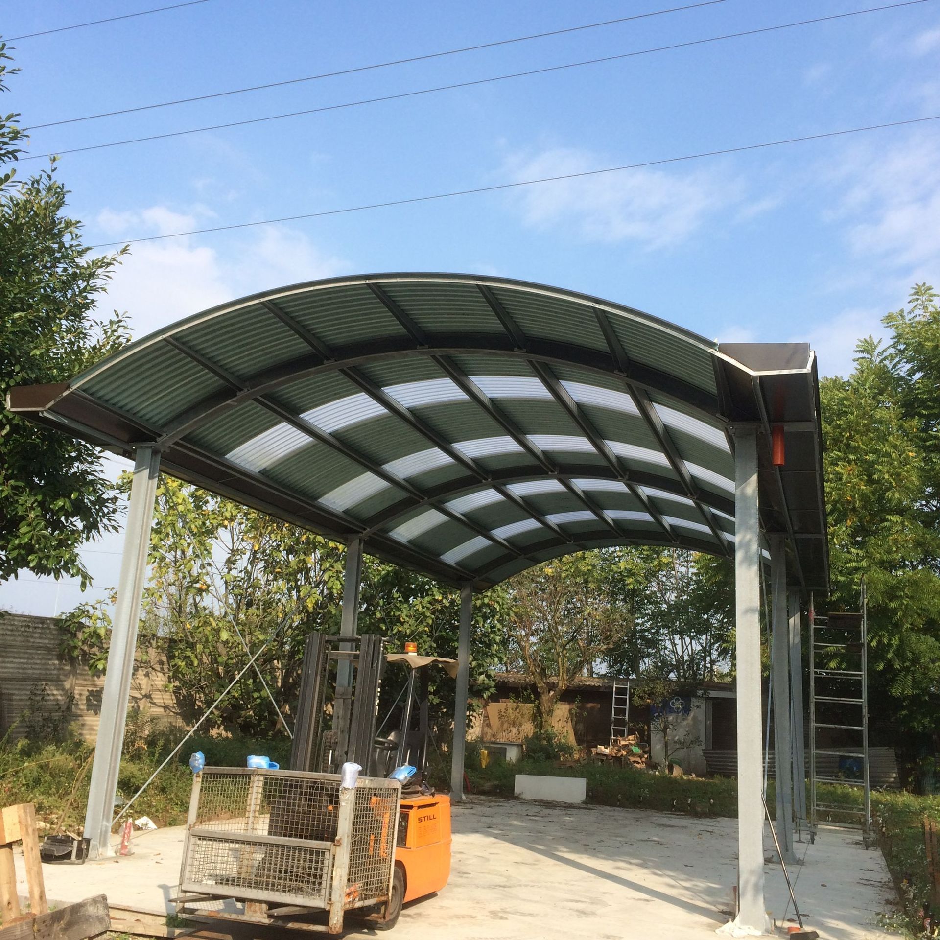 Struttura del tetto in legno con pannelli traslucidi in costruzione.