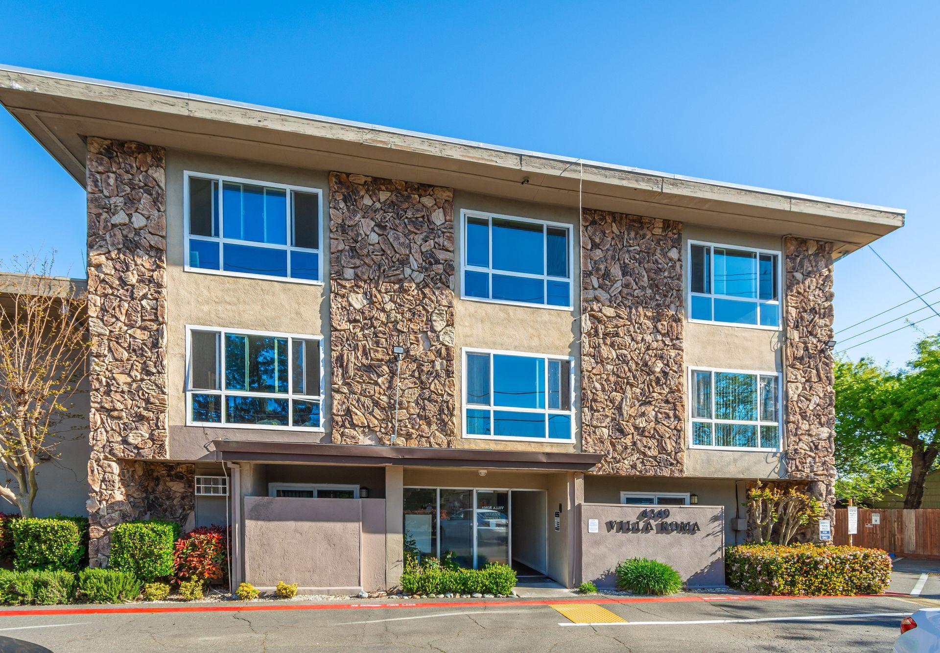 Picture of courtyard of Villa Roma Apartments with pool.