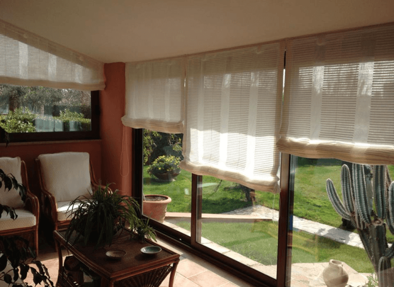 veranda con tende chiare