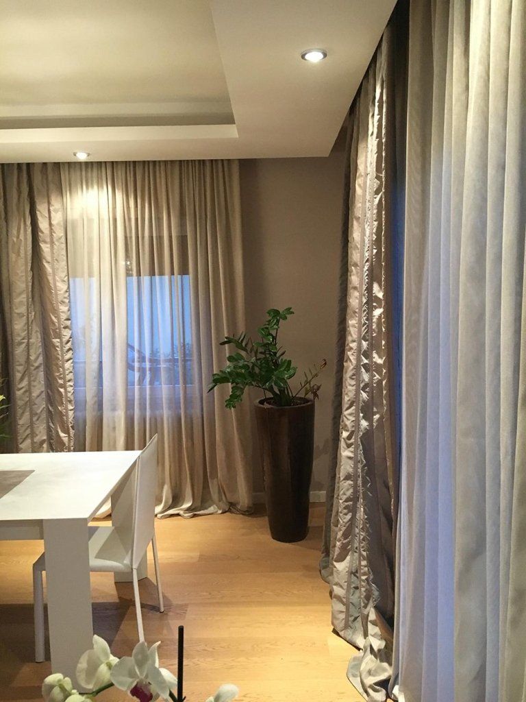 sala con tende oscuranti