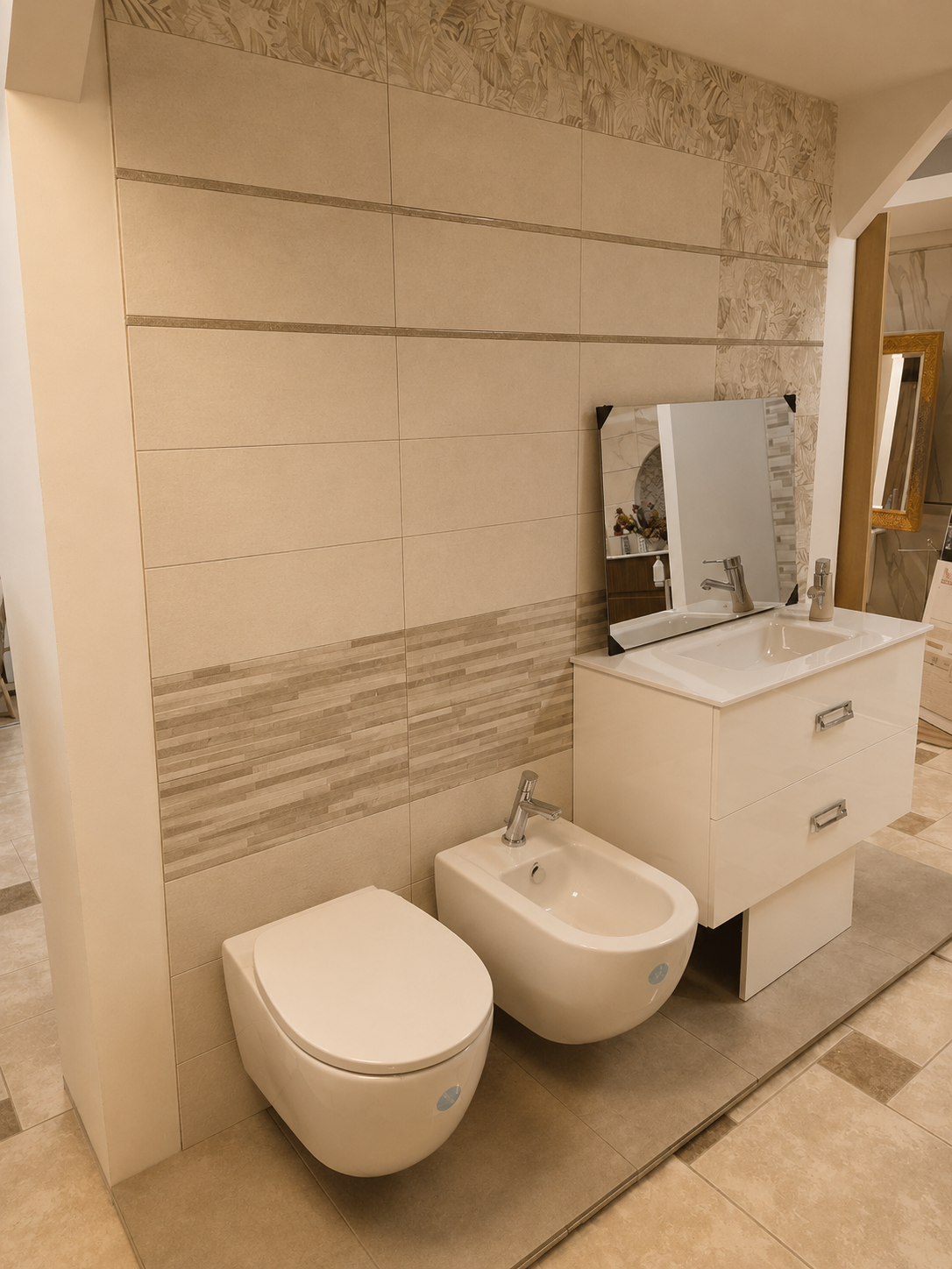 Bagno accessibile con WC a parete, bidet, lavabo con mobiletto e specchio.