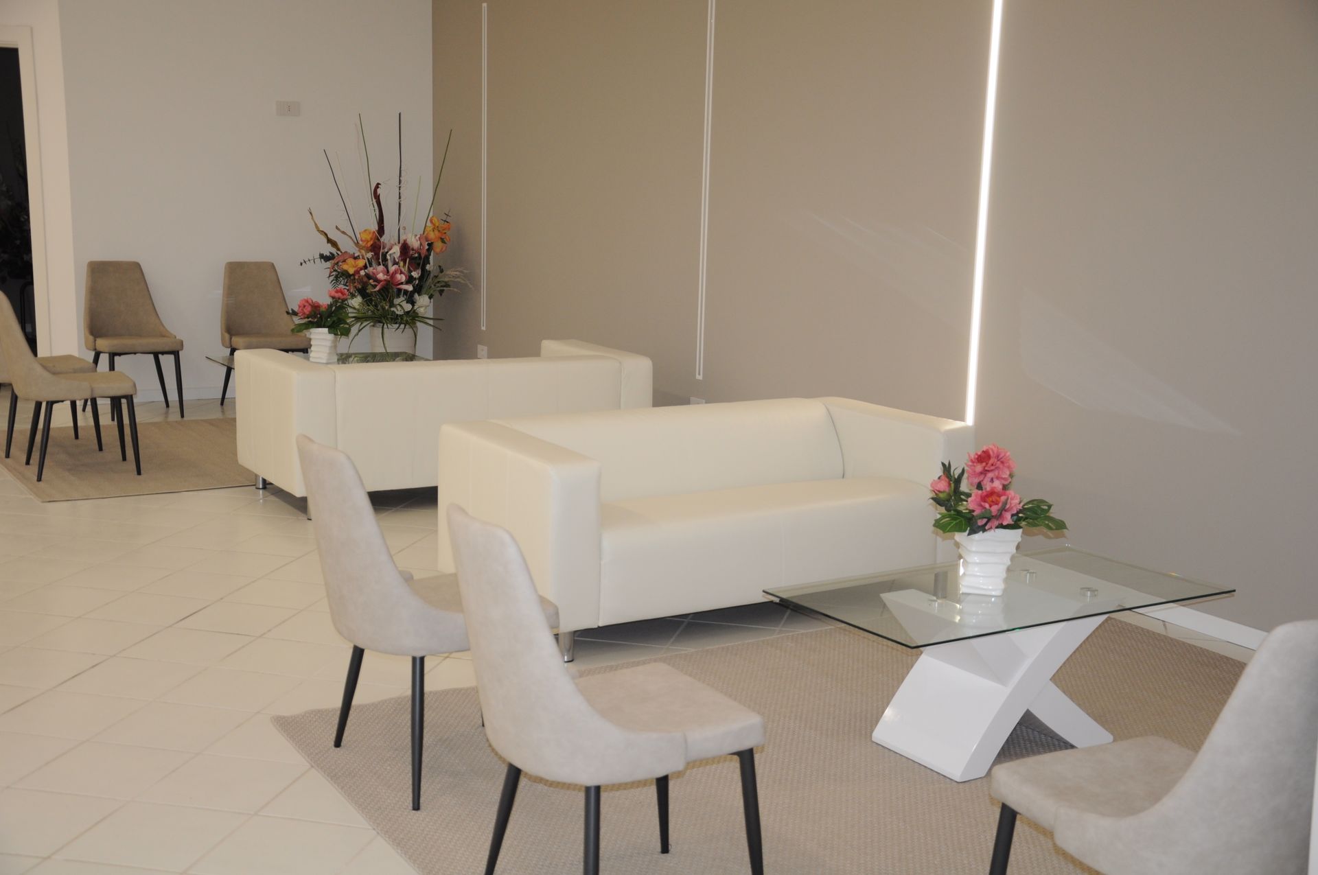 divani e sedie bianche in una casa funeraria