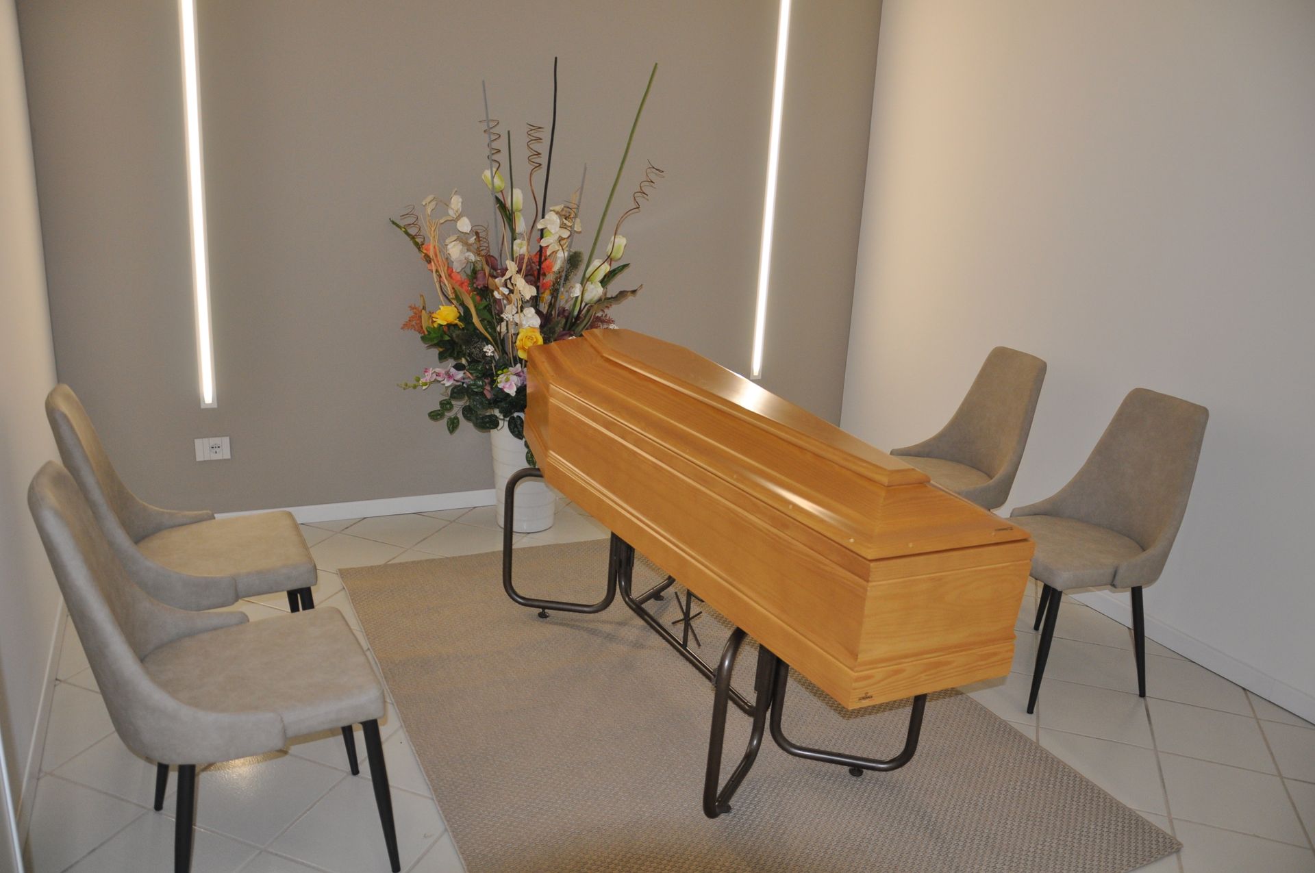 bara di legno in una sala di una casa funeraria