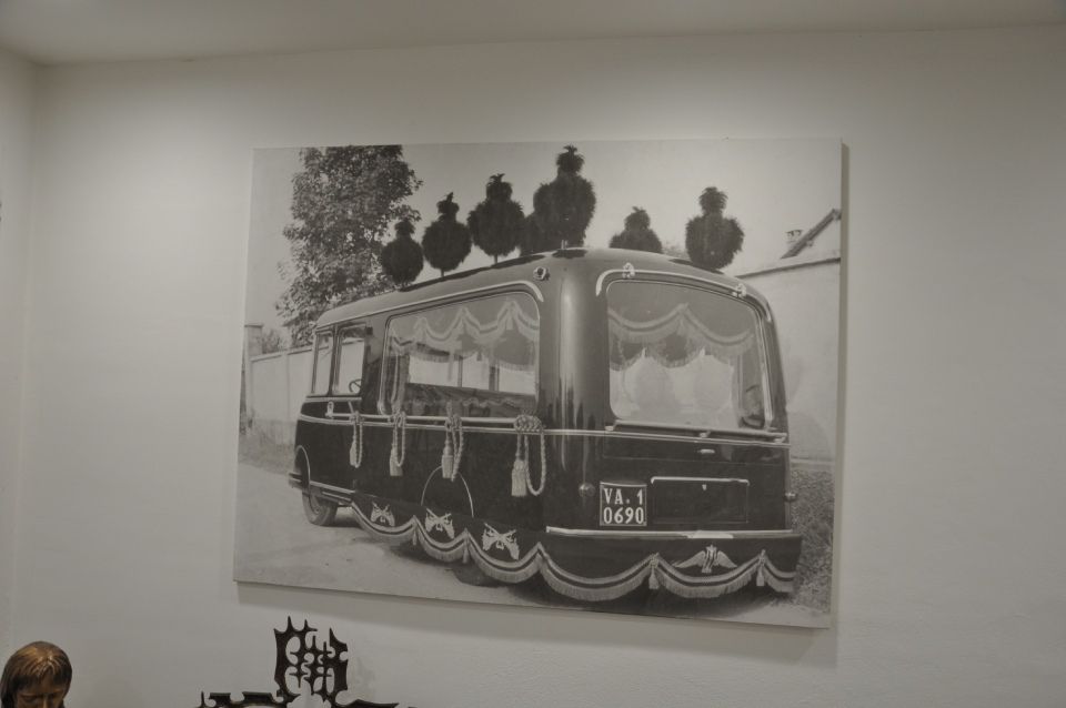 foto in bianco e nero del primo carro funebre dell'agenzia