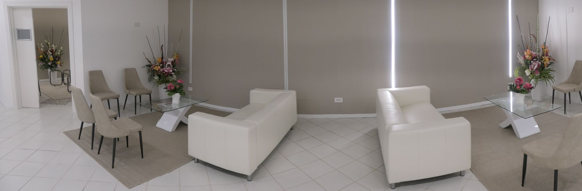 divani bianchi in una casa funeraria