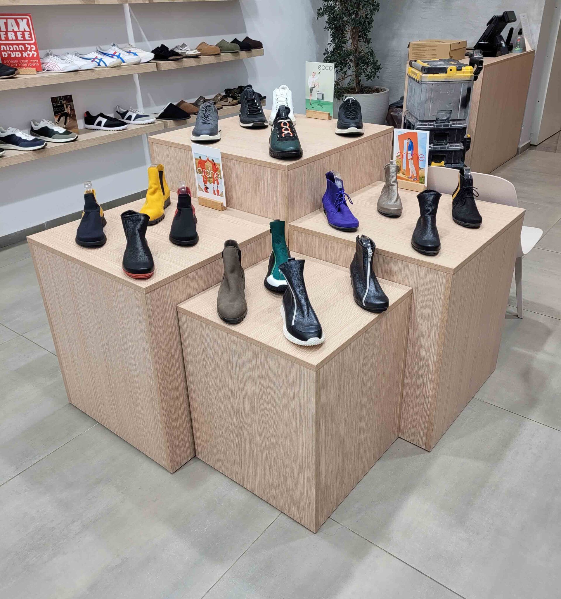 במת תצוגה לנעליים