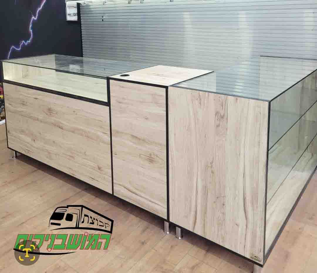 דלפק קופה עם זכוכית