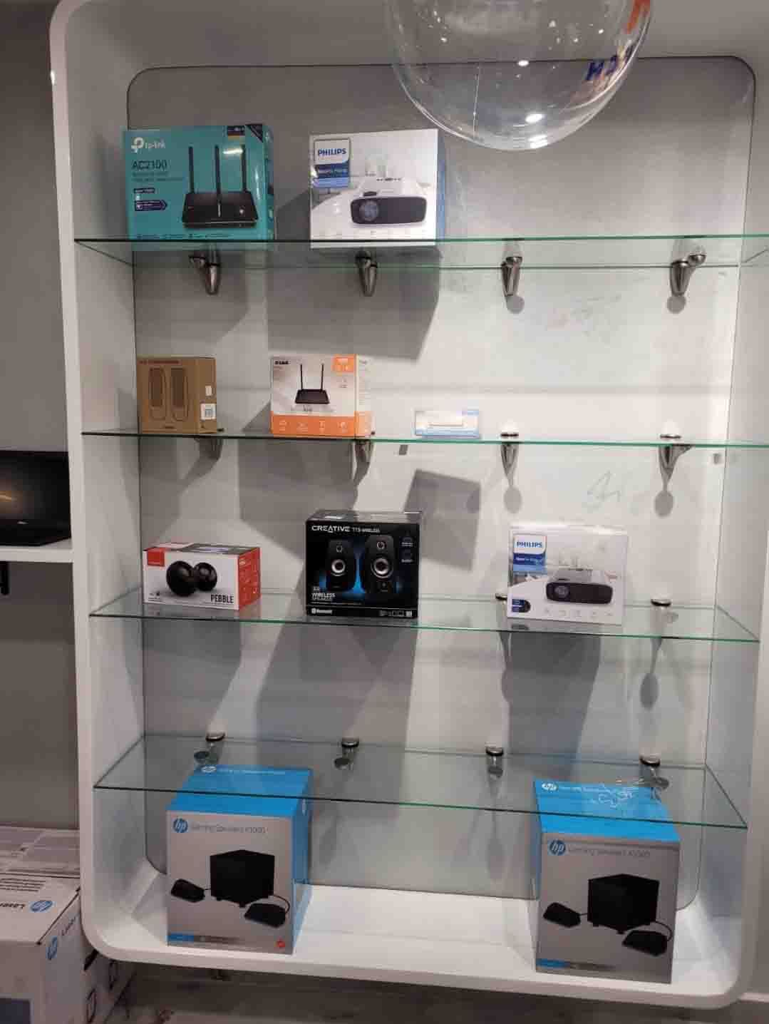 מדפי זכוכית לחנות