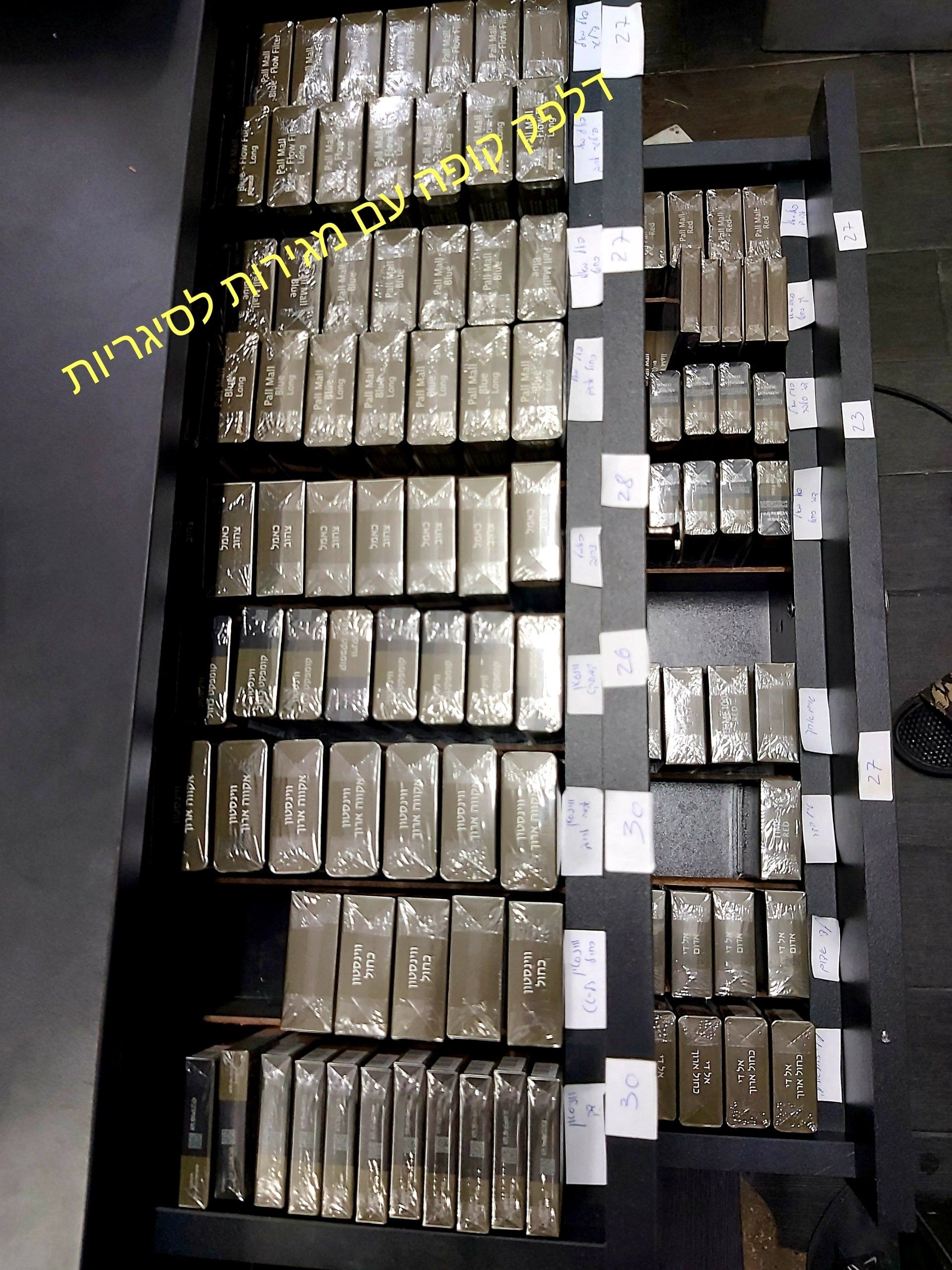 דלפק קופה עם מדפים לסיגריות