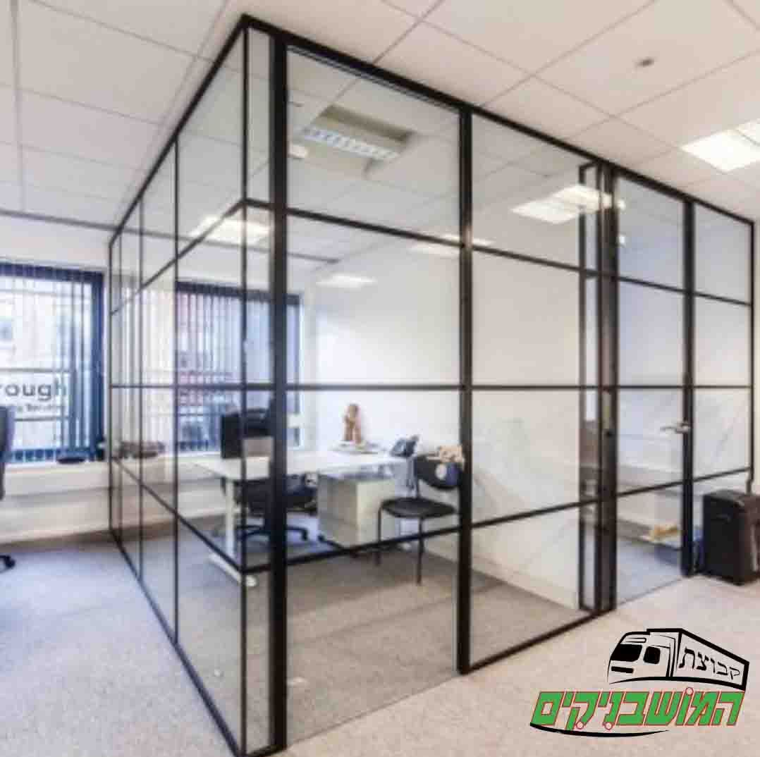 שיפוץ משרד עם מחיצות זכוכית