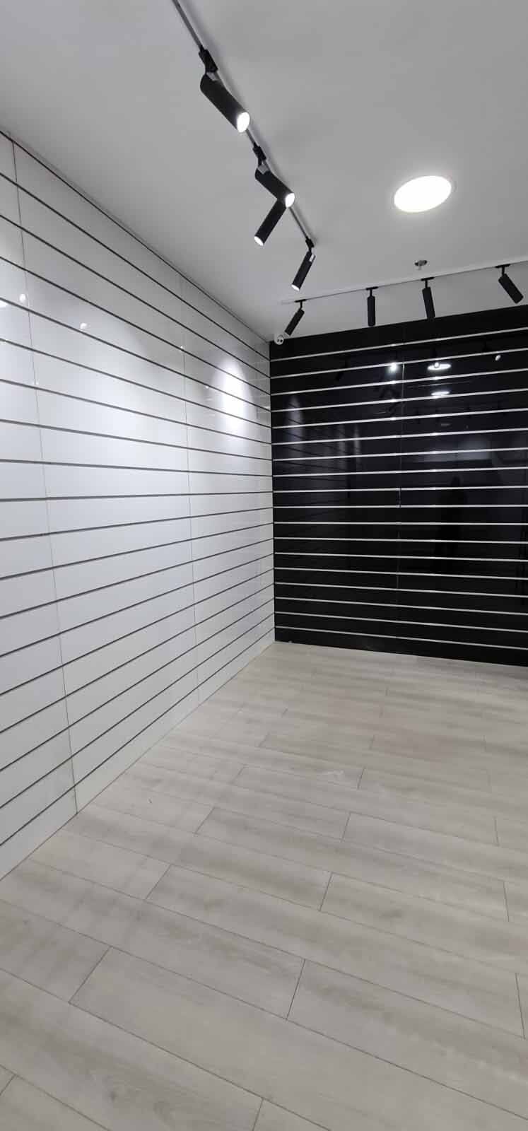 פלטות מחורצות - מתקני תצוגה לחנות