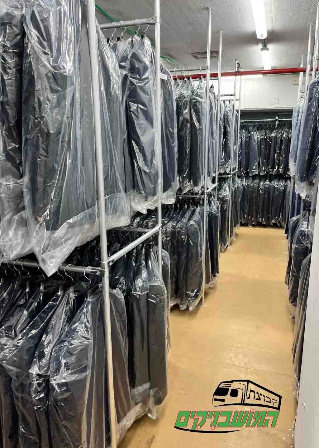 תליית ביגוד במחסן