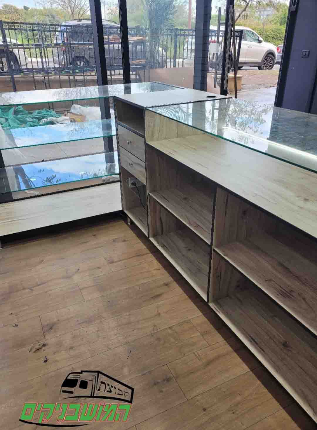 עמדת מכירה לחנות עם זכוכית