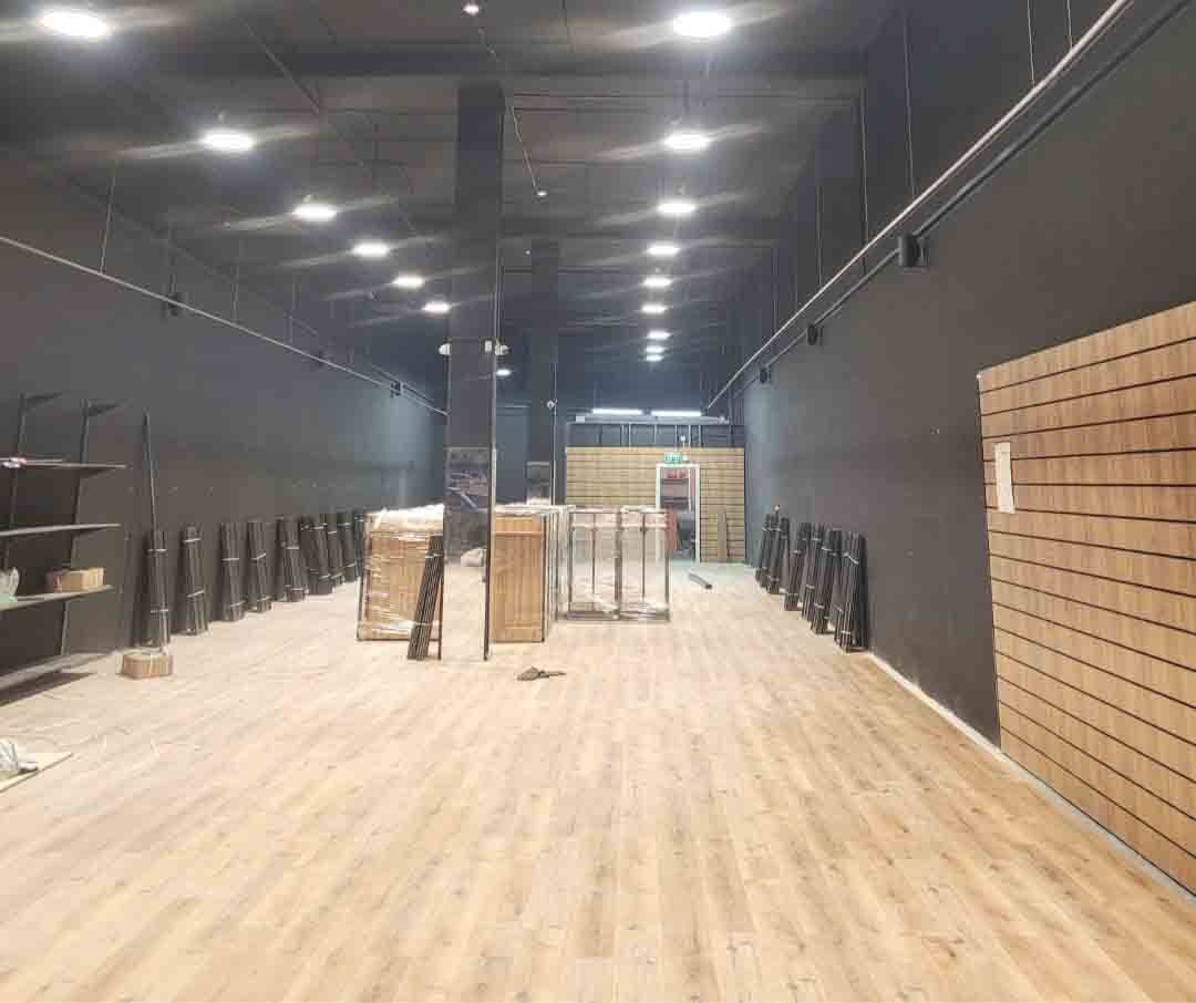 שיפוץ חנות בנתניה וצביעה בשחור