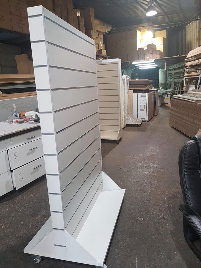 סטנד מפלטה מחורצת