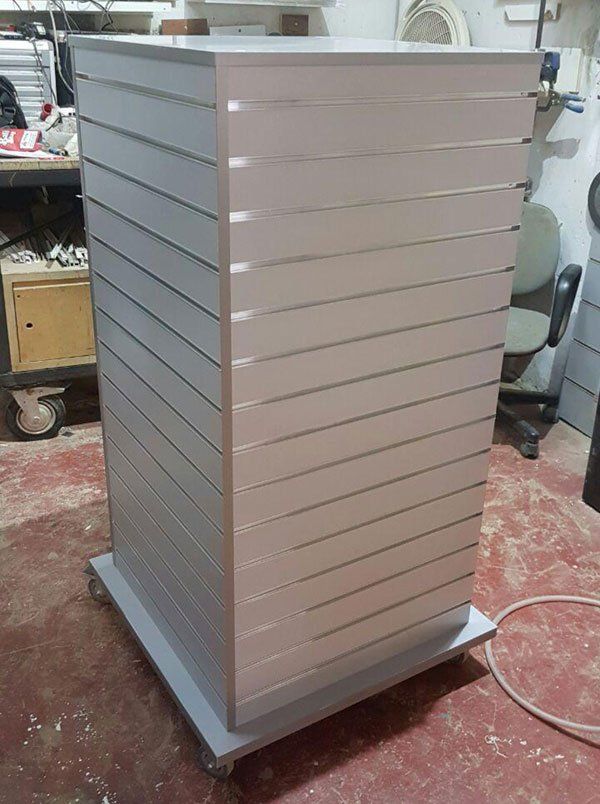 סטנד מפלטה מחורצת