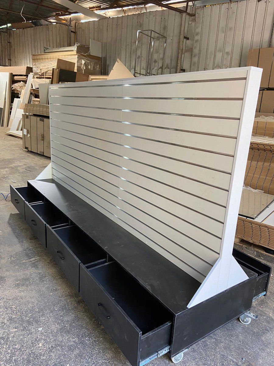 סטנד מפלטה מחורצת