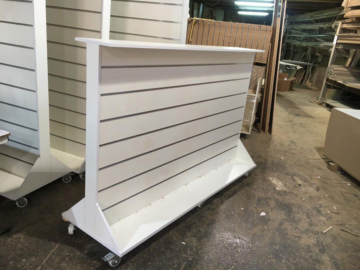 סטנד מפלטה מחורצת