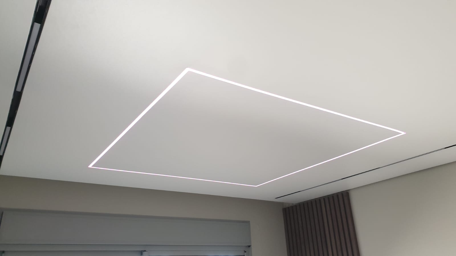 תקרה נמתכת עם תאורה שקוע