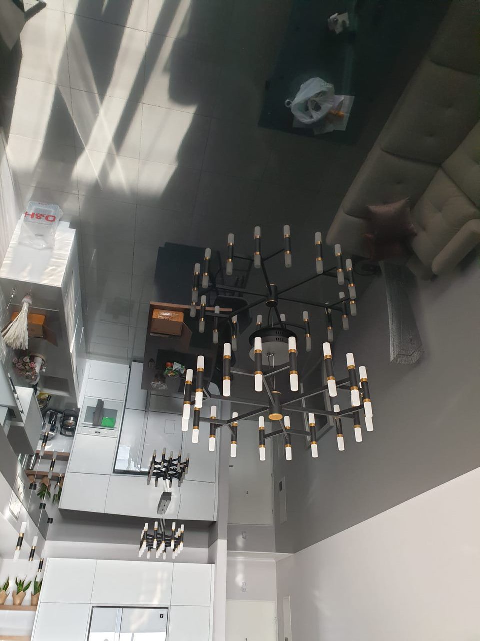 תקרה נמתכת שחורה