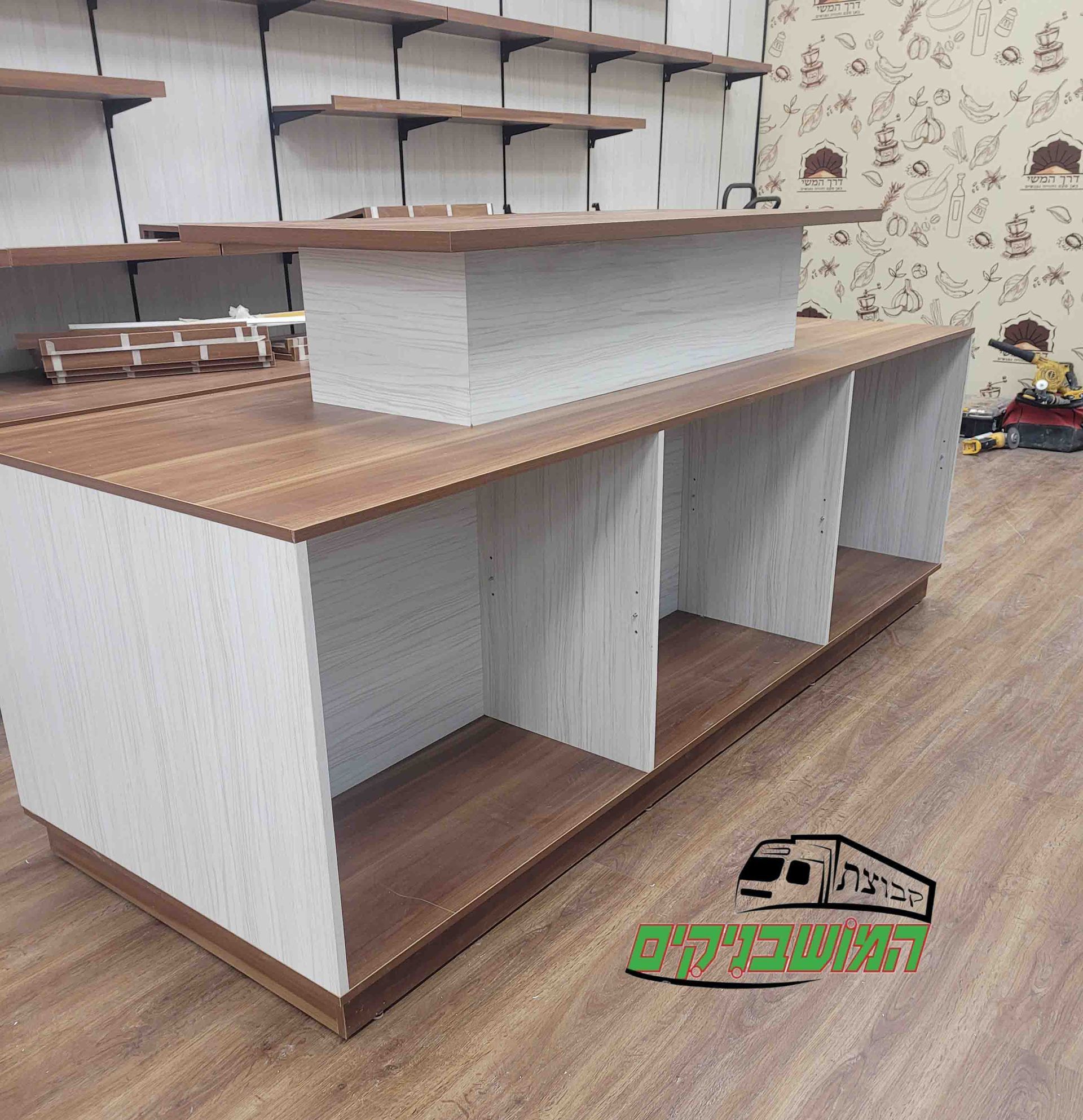 שולחן תצוגה לחנות