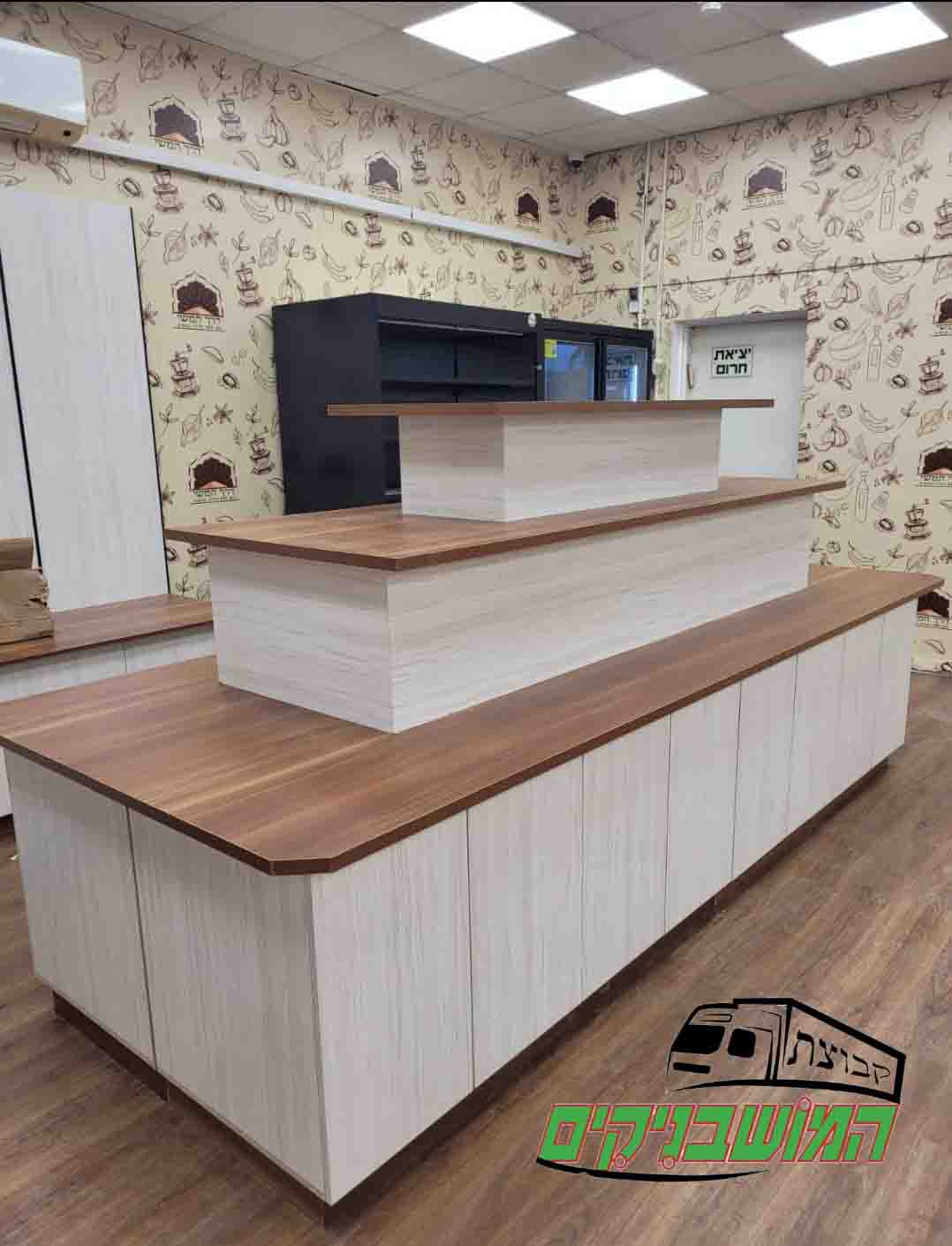 במת תצוגה לחנות