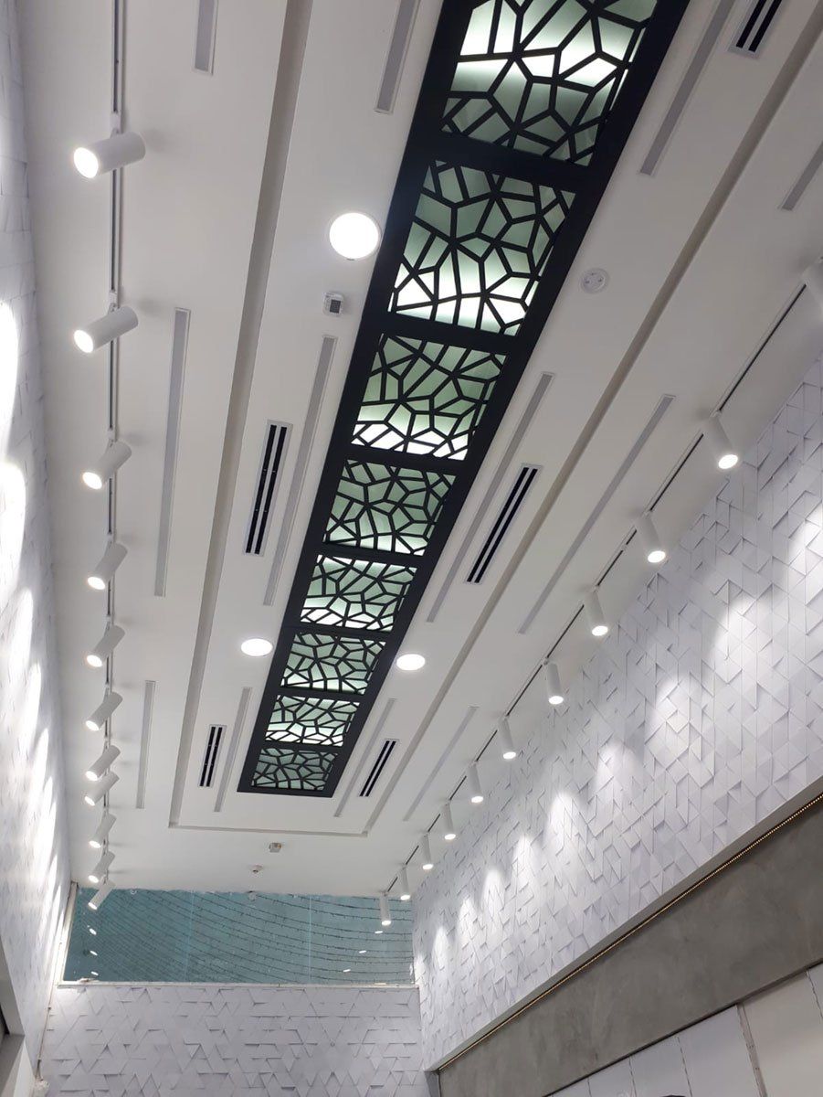 עבודות חשמל לתקרה בחנות