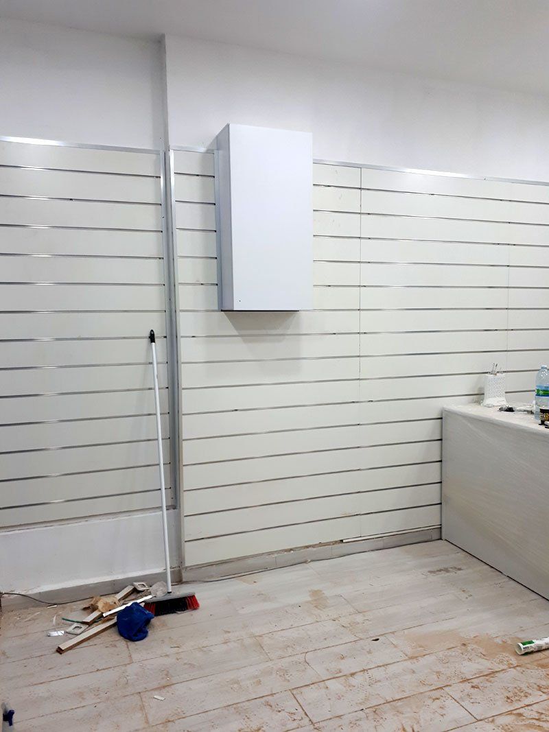 כיסוי לוחות חשמל ותקשורת - שיפוץ חנות