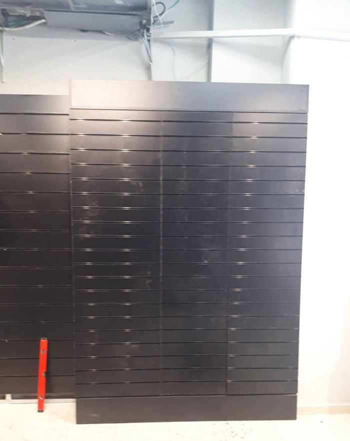 כיסוי לוחות חשמל ותקשורת - שיפוצים לחנות