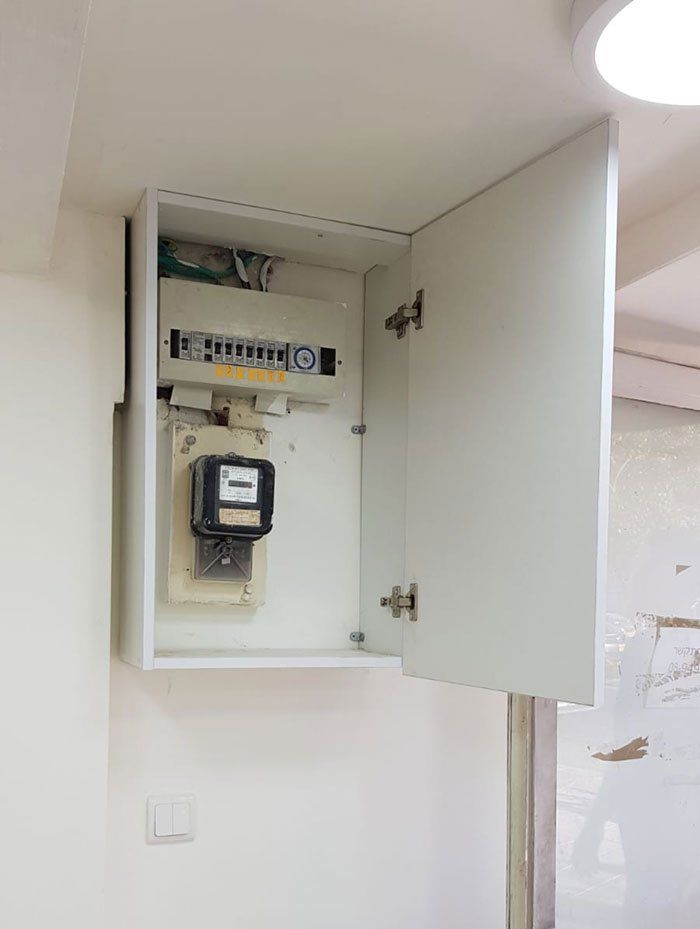 לוח חשמל חשוף