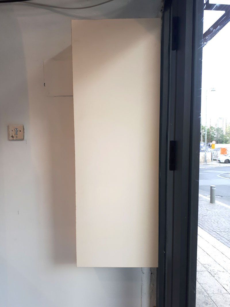 כיסוי לוחות חשמל ותקשורת - שיפוץ לבית העסק ולחנויות