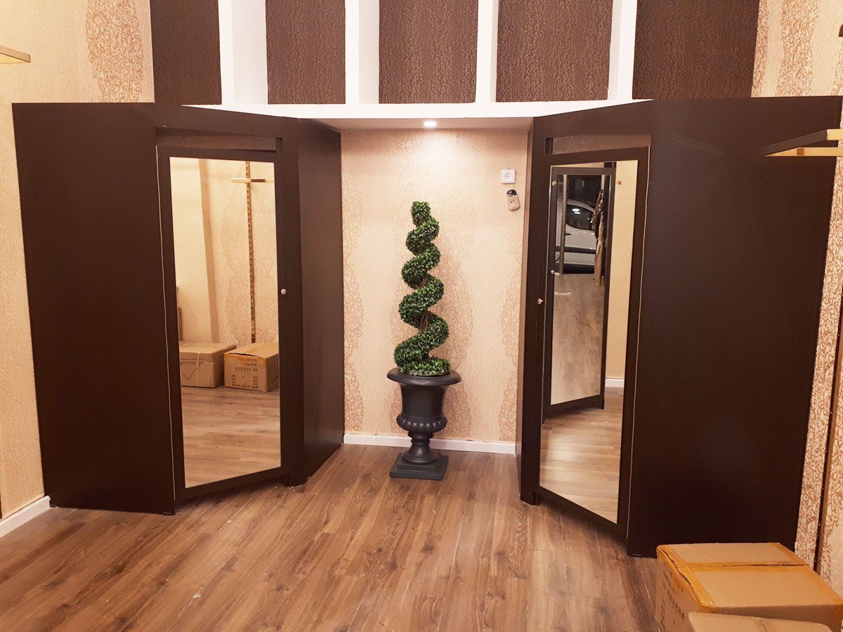 הקמת חנות בגדים - תא מדידה מעץ