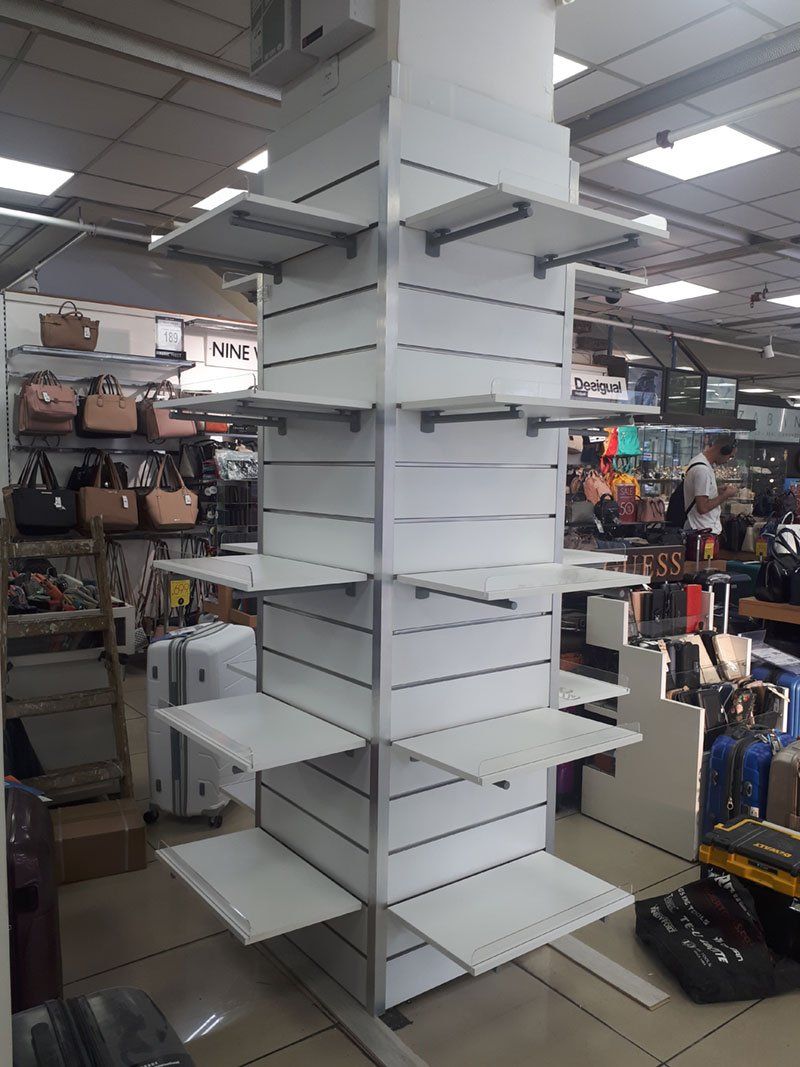 לוחות מחורצים - מתקני תצוגה