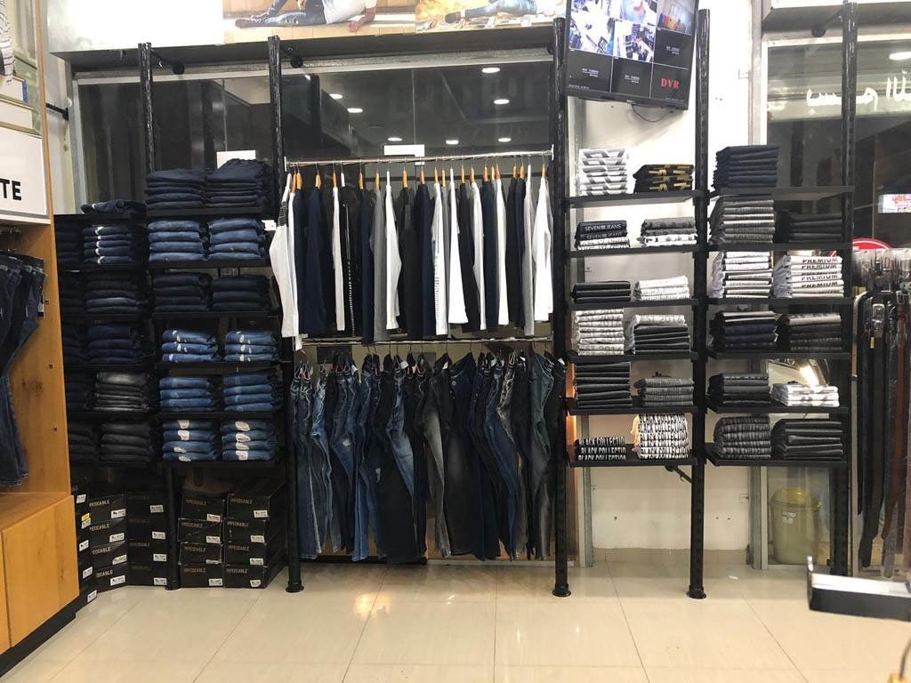 ריהוט לחנות בגדים