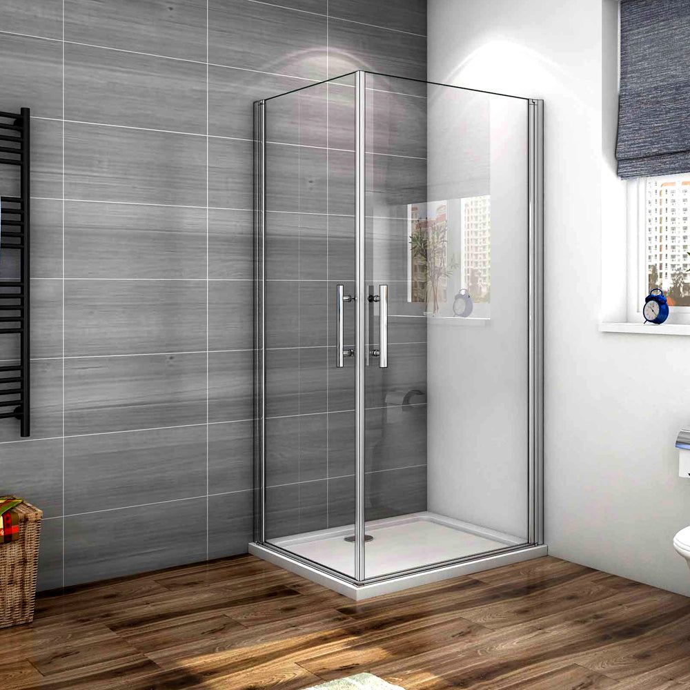 Box doccia angolare in vetro in un bagno moderno con parete rivestita di piastrelle grigie e pavimento effetto legno.