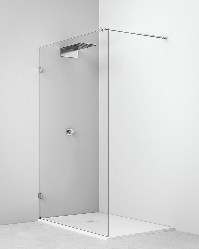 Box doccia in vetro con porta a battente in un bagno minimalista