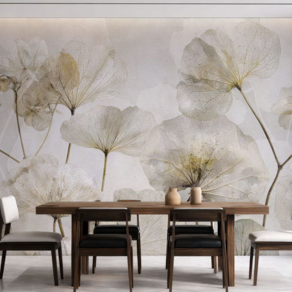 Sala da pranzo moderna con tavolo e sedie in legno di fronte a una grande parete decorata con un murale botanico.