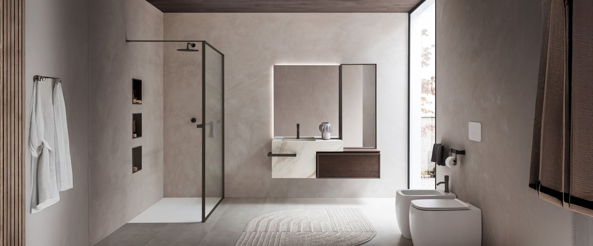 Bagno moderno e minimalista con doccia in vetro, specchio a parete e lavabo nei toni del beige.