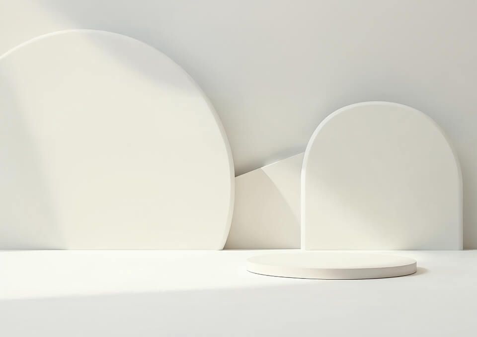 Design minimalista con motivi geometrici bianchi, composto da pannelli circolari sovrapposti su sfondo chiaro.