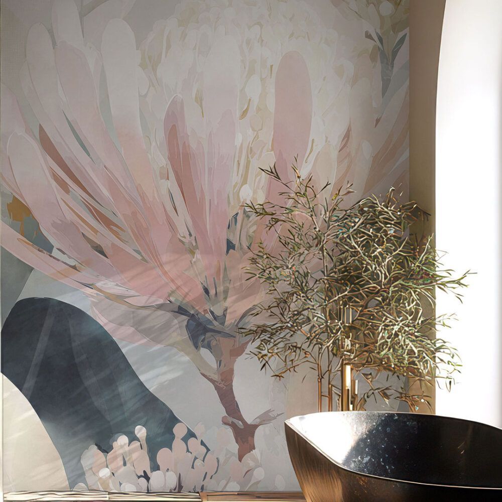 Delicato murale floreale con petali rosa pallido e grigi sullo sfondo di un supporto per piante dorato e una ciotola nera.