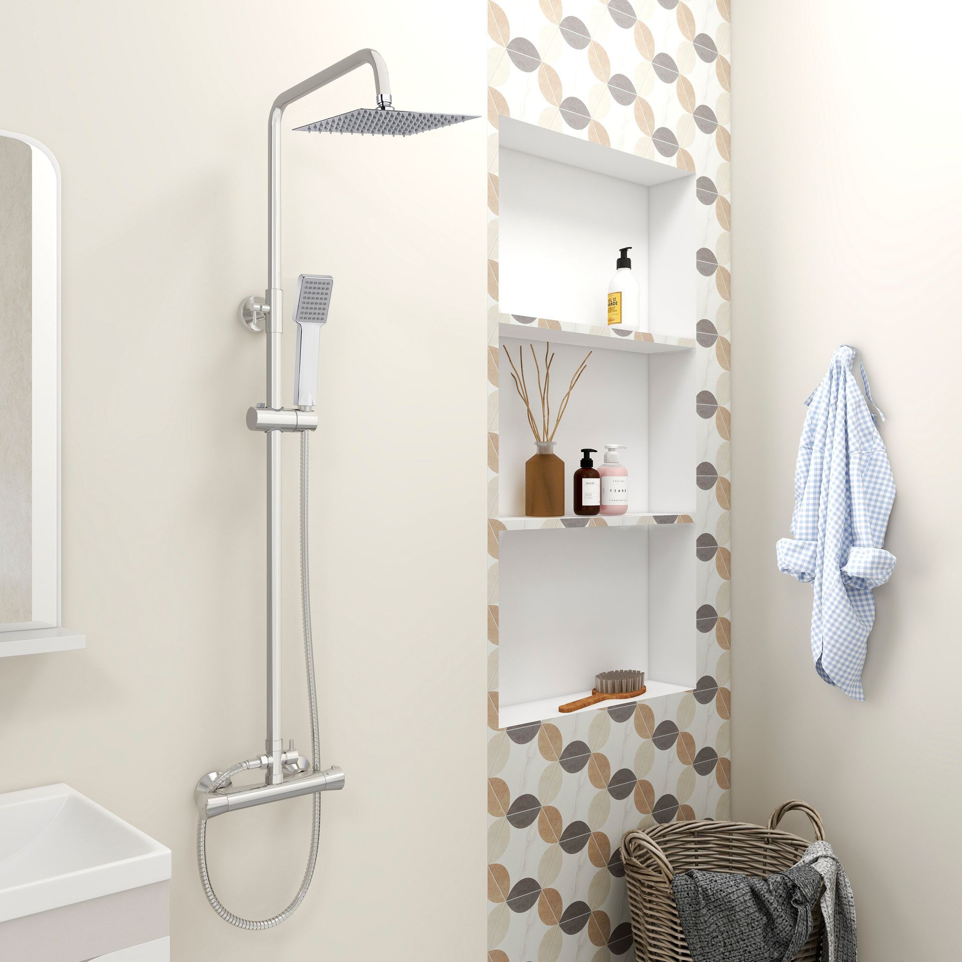 Bagno moderno con doccia a parete, mensole a vista, carta da parati a motivi decorativi e cesto per la biancheria.