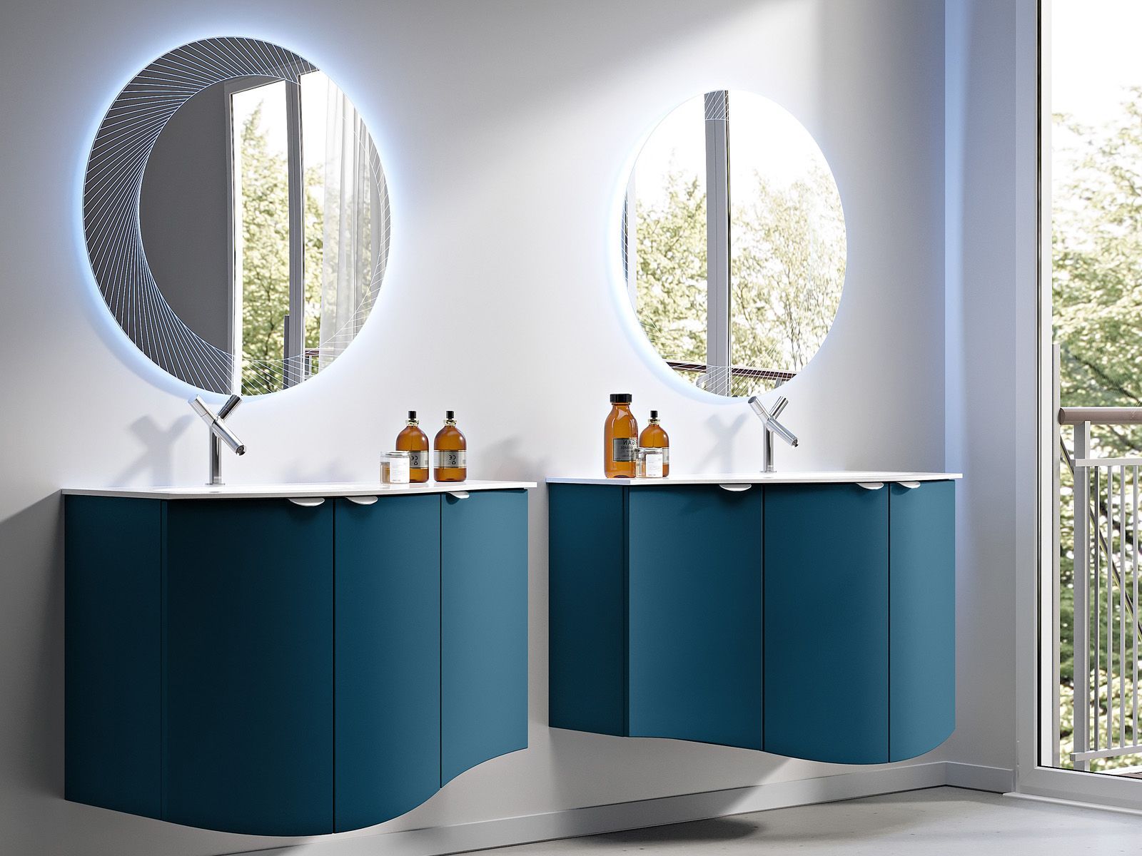 Bagno moderno con due lavabi blu, specchi rotondi e bottiglie accanto a finestre luminose.