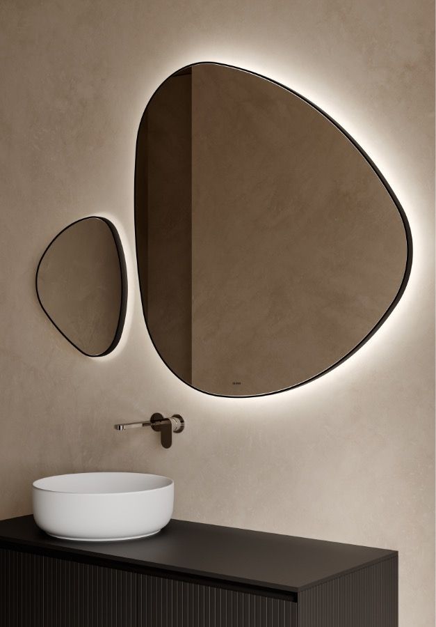 Specchio da bagno retroilluminato sopra un mobiletto nero con lavabo e rubinetto bianchi.